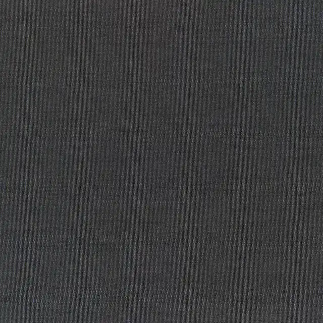 Fönstermarkiser i beige väv över fönstren på en ljus träfasad